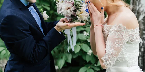 Ekoxe Sitter Brudgummen Hand Brudgummen Holding Ekoxe Och Blombukett Pion — Stockfoto