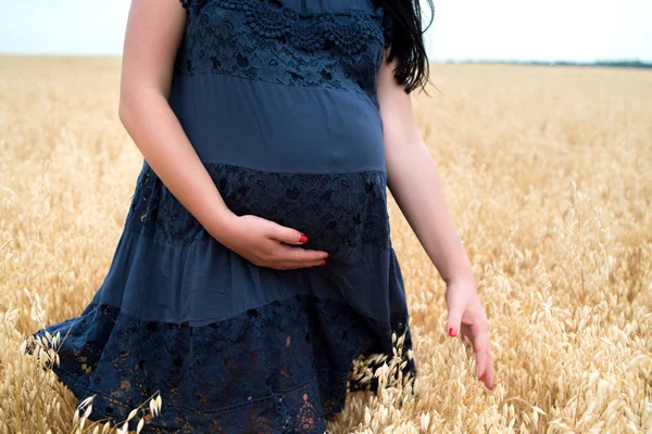 Joven Hermosa Mujer Embarazada Meses Vestido Azul Sosteniendo Vientre Caminando — Foto de Stock