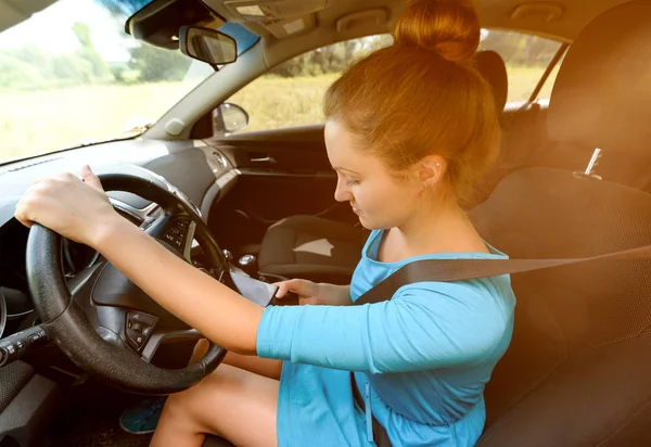 Giovane Donna Affari Abito Cerca Schermo Smartphone Durante Guida Auto — Foto Stock