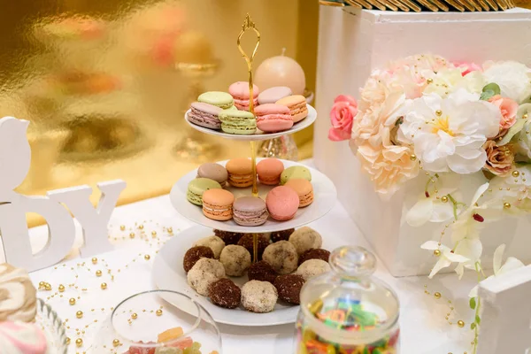 Franse Kleurrijke Macarons Taart Staan Verjaardagsfeestje Vakantie Snoepreep Vrije Ruimte — Stockfoto