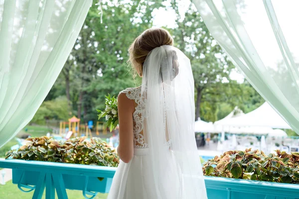 Красивая Молодая Невеста Белом Свадебном Платье Вуали Стоит Крыльце Открытом — стоковое фото