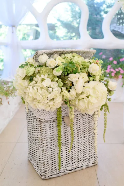 Красивый Букет Белых Цветов Плетеной Корзине Свободное Место Свадебные Цветы — стоковое фото
