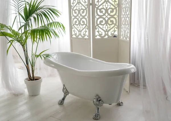 Banheira Vazia Vintage Luxo Bonita Perto Grande Janela Banheiro Interio — Fotografia de Stock