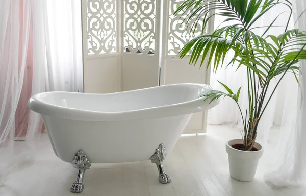 Banheira Vazia Vintage Luxo Bonita Perto Grande Janela Banheiro Interio — Fotografia de Stock