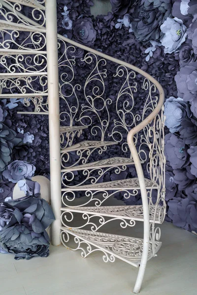 Белая Винтовая Лестница Стальных Помещениях Возле Стены Голубыми Бумажными Цветами — стоковое фото