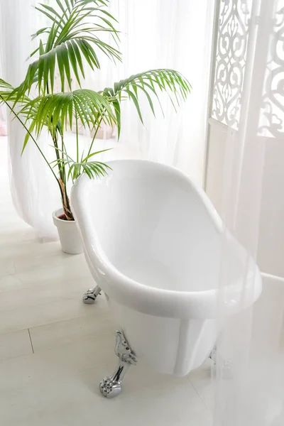 美丽的豪华复古空浴缸附近的大窗户浴室内部 自由空间 独立的白色浴池靠近折叠屏幕和棕榈树 复制空间 — 图库照片
