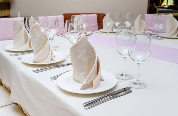 Juego Mesa Con Plato Blanco Copas Cristal Servilleta Beige Lino — Foto de Stock