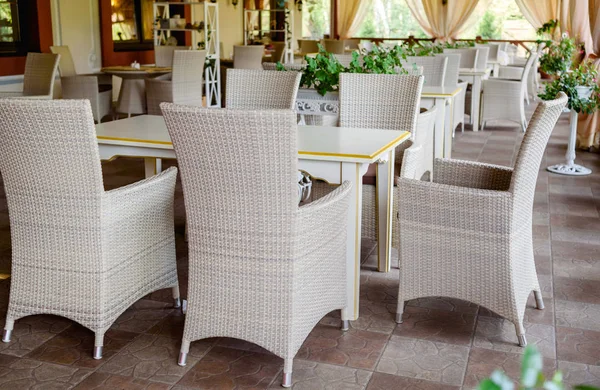 Empty Cafe Rattan Wicker Armchairs Tables Summer Garden Terrace Outdoor — Stock Photo, Image