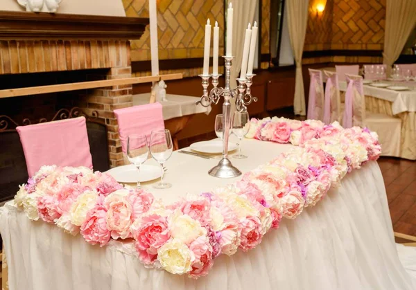 Krásné Růžové Krémové Květy Stole Novomanželé Svatební Hostinu Restauraci Volné — Stock fotografie