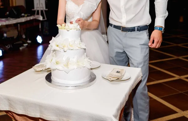 Stilvolles Brautpaar Beim Anschneiden Einer Weißen Mehrstöckigen Hochzeitstorte Mit Frischen — Stockfoto