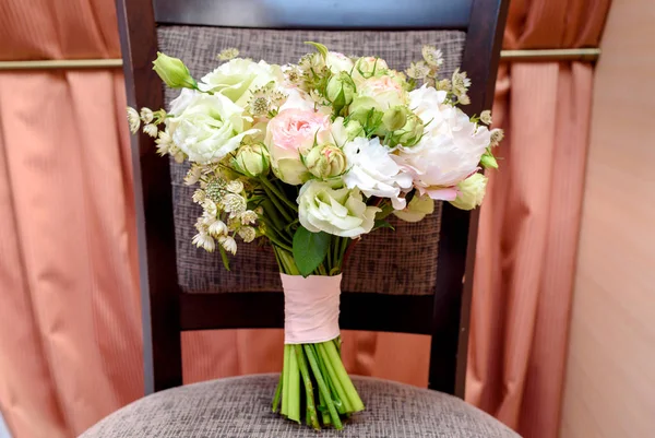 Belo Buquê Casamento Rosas Brancas Rosa Frescas Cadeira Perto Janela — Fotografia de Stock