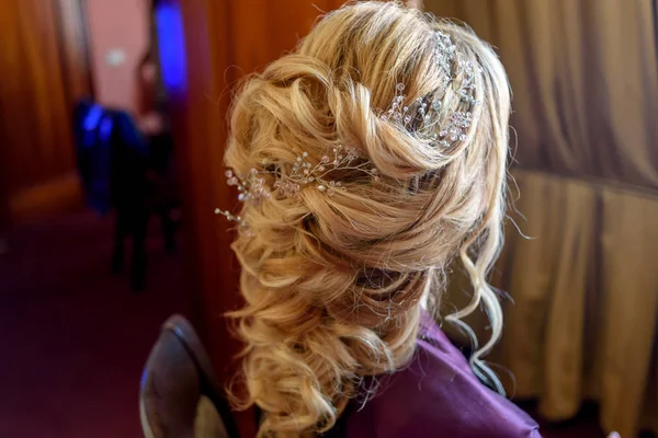 美丽的新娘时尚婚礼发型与珠宝 背面的景色 金发碧眼的女孩与卷发造型 发型为长发与时尚的发饰 — 图库照片