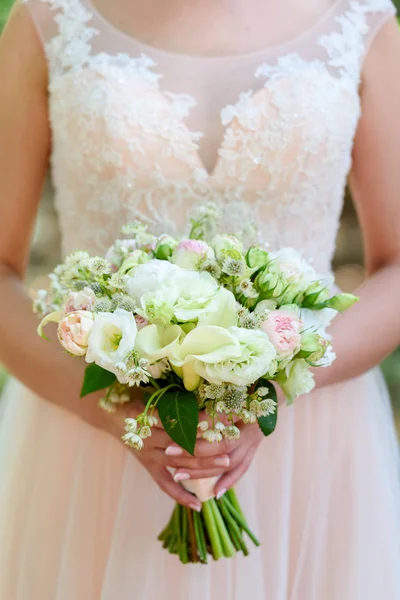 Свадебный Букет Свежих Белых Розовых Цветов Руках Невесты Улице Свободное — стоковое фото