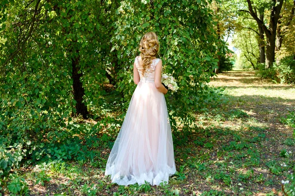 Bela Noiva Vestido Noiva Longo Com Buquê Flores Andando Parque — Fotografia de Stock