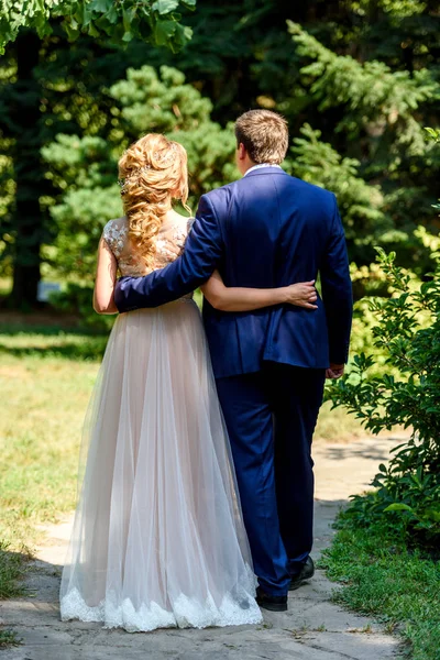 Novia Feliz Novio Abrazando Caminando Parque Día Boda Pareja Bodas —  Fotos de Stock