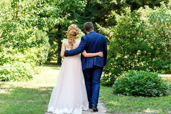 Noiva Feliz Noivo Abraçando Andando Parque Dia Casamento Casamento Casal — Fotografia de Stock