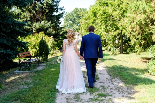 Noiva Feliz Noivo Mãos Dadas Andando Parque Dia Casamento Casamento — Fotografia de Stock