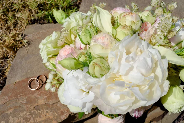 Beau Bouquet Mariage Pivoine Blanche Rose Roses Près Deux Alliances — Photo