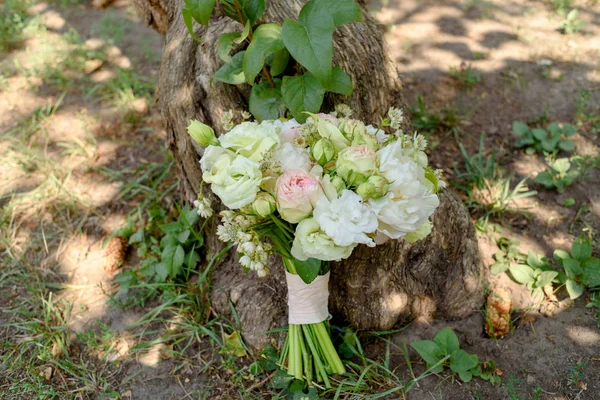 Piękny Ślub Bukiet Świeżych Biały Różowy Róż Piwonie Stojących Pod — Zdjęcie stockowe