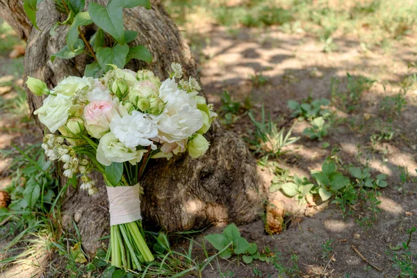 Beau Bouquet Mariage Roses Blanches Roses Fraîches Pivoines Debout Sous — Photo