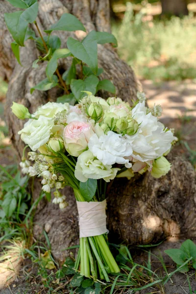 Beau Bouquet Mariage Roses Blanches Roses Fraîches Pivoines Debout Sous — Photo