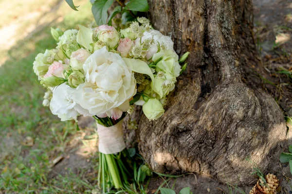 Hermoso Ramo Boda Rosas Blancas Rosas Frescas Peonías Pie Bajo — Foto de Stock