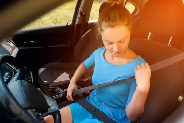 Стильна Дівчина Сукні Ремені Безпеки Автомобіля Перед Водінням Красива Молода — стокове фото