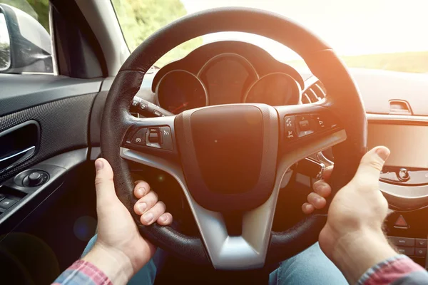 Primo Piano Del Volante Nelle Mani Del Conducente Maschio Tonica — Foto Stock