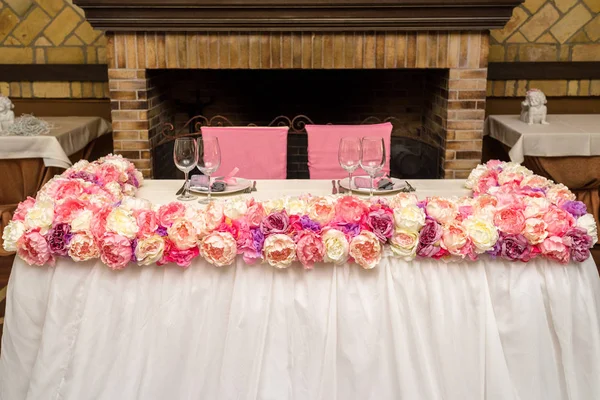 Розовые Сливочные Цветы Столе Молодоженов Свадебном Приеме Ресторане Свободное Место — стоковое фото