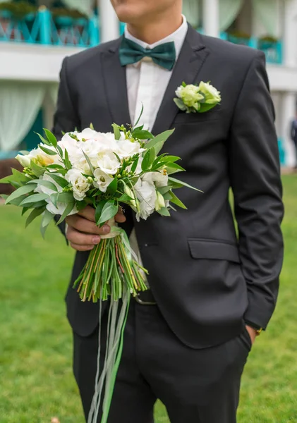 Bouquet Casamento Nupcial Flores Brancas Vegetação Com Fitas Mão Noivo — Fotografia de Stock