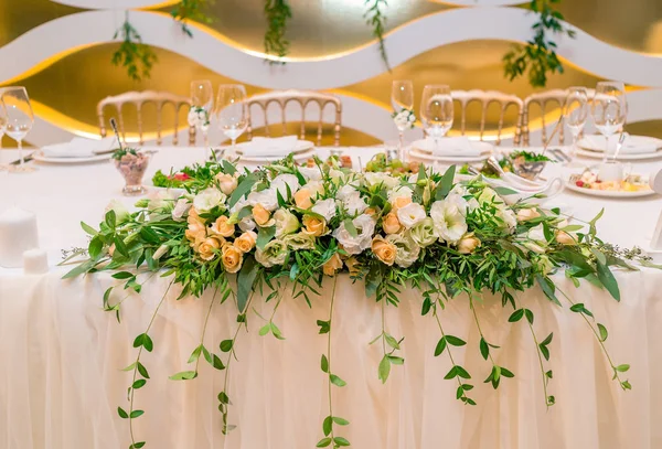 Üppige Blumenarrangements Aus Weißen Und Orangefarbenen Frischen Blumen Und Grün — Stockfoto