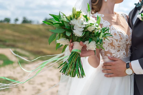 美丽的新娘花束白色鲜花和绿叶与丝带在新娘的手 选择性的焦点 幸福的新娘和新郎婚礼后 自由空间 — 图库照片