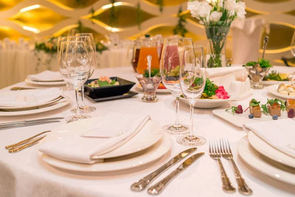 Ігристий Скляний Посуд Стоїть Круглому Столі Приготованому Весільної Вечері Ресторані — стокове фото