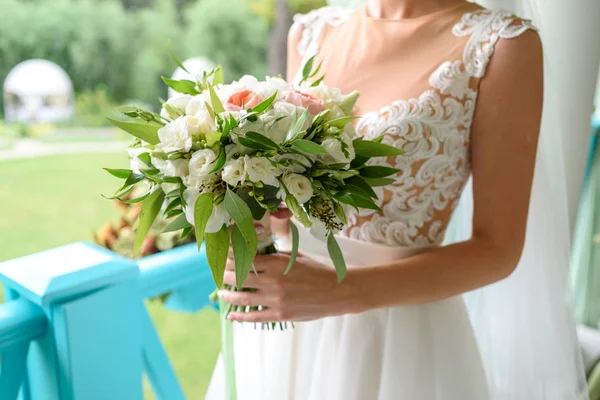 Bellissimo Bouquet Sposa Rose Bianche Rosa Fresche Verde Nelle Mani — Foto Stock