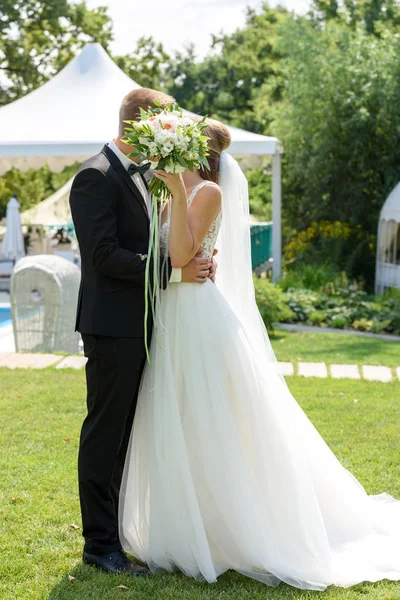 Noiva Feliz Noivo Com Buquê Noiva Beijando Parque Dia Casamento — Fotografia de Stock