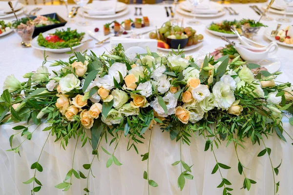 Arranjo Floral Exuberante Flores Frescas Brancas Laranja Vegetação Mesa Casamento — Fotografia de Stock