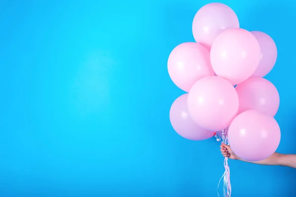 Mano Niña Sosteniendo Globos Aire Rosa Sobre Fondo Azul Espacio — Foto de Stock