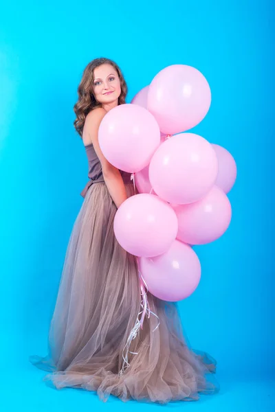 Mujer Joven Bonita Divirtiéndose Con Globos Helio Rosa Sobre Fondo — Foto de Stock