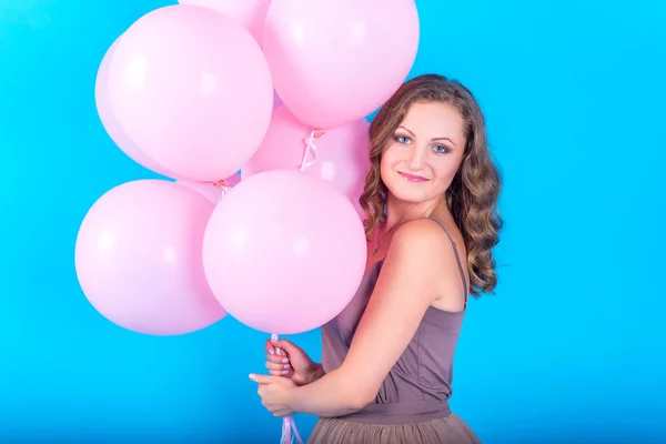 Feliz Joven Sonriente Divirtiéndose Con Globos Helio Rosa Sobre Fondo — Foto de Stock