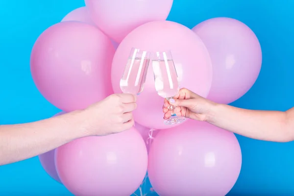 Hombre Mujer Clanging Copas Vino Con Champán Con Globos Color — Foto de Stock