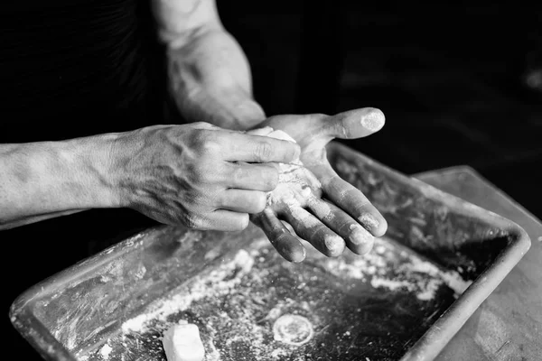 Atleta Uomo Che Ricopre Mani Polvere Gesso Magnesio Pronti Allenamento — Foto Stock