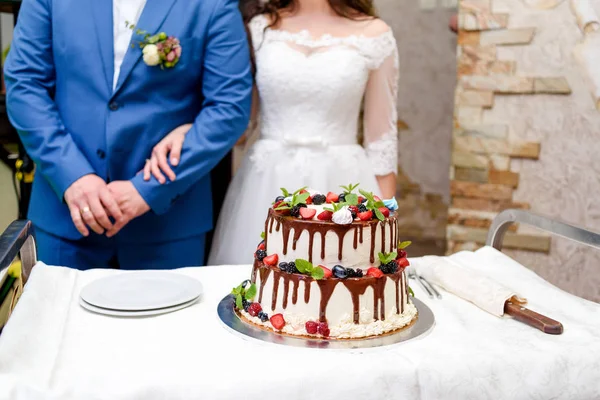 Bolo Casamento Com Bagas Frutas Chocolate Recepção Casamento Com Noiva — Fotografia de Stock