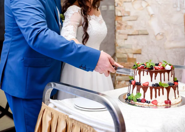 Braut Und Bräutigam Schneiden Hochzeitstorte Mit Beeren Früchten Und Schokolade — Stockfoto
