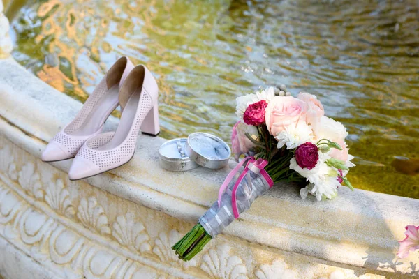 Bouquet Mariage Frais Près Boîte Avec Anneaux Chaussures Mariée Flou — Photo