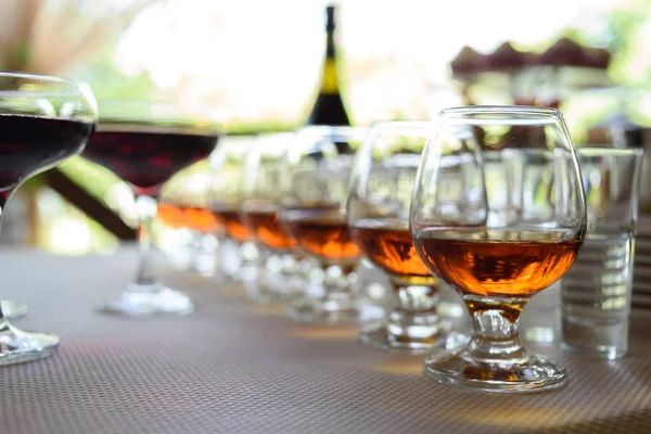 Row Glasses Whiskey Cognac Table Free Space Strong Alcohol Bar — Stock Photo, Image