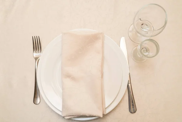 Table White Plate Crystal Wineglasses Linen Beige Napkin Cutlery Tablecloths — Stock Photo, Image