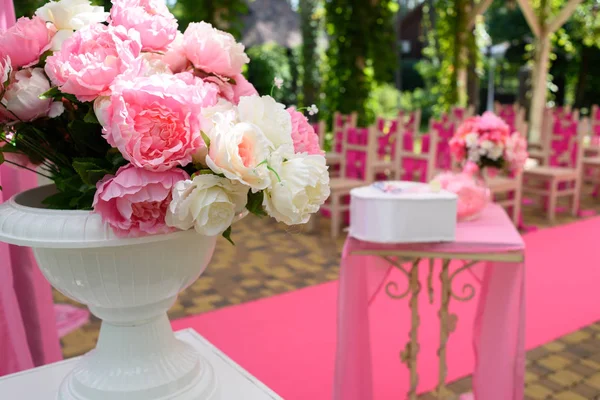 Букет Кремовых Розовых Цветов Белой Вазе Свадьбы Открытом Воздухе Свободное — стоковое фото