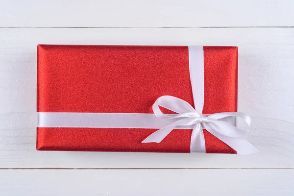 Caixa Presente Vermelho Com Fita Branca Sobre Fundo Madeira Cartão — Fotografia de Stock