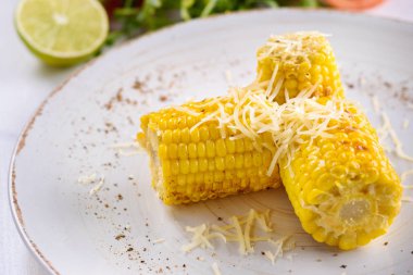 Lezzetli ızgara Mısır tuz, tereyağı ve parmesan peynir beyaz tabağında, kopya alanı yemeye hazır. Üzerinde kavrulmuş mısır. Healhty yiyecek. Barbekü (Barbekü) ve mangal partileri için yaz gıda
