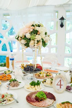 Lüks düğün tablo ayarı. Düğün masaya güzel çiçek. Tablo üzerinde düğün ziyafet Restoran salonunda Konuklar için numaradan